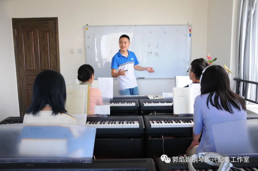 看简谱弹钢琴~郭焰妮钢琴即兴配奏工作室2020年暑假集训招生快讯