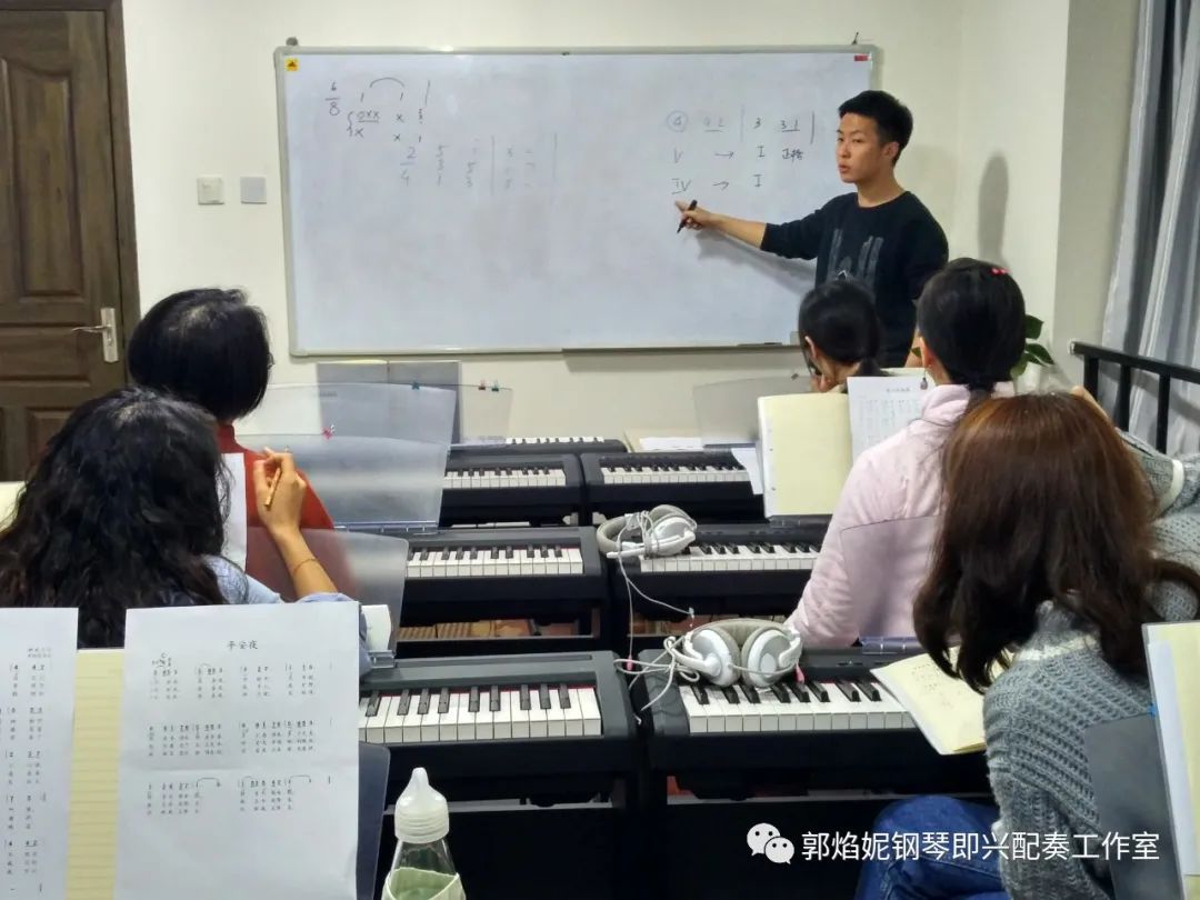 看简谱弹钢琴~郭焰妮钢琴即兴配奏工作室2020年暑假集训招生快讯