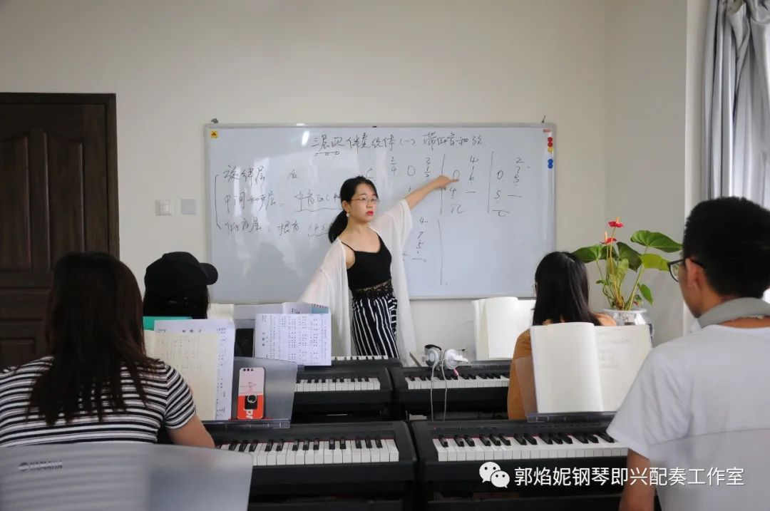 看简谱弹钢琴~郭焰妮钢琴即兴配奏工作室2020年暑假集训招生快讯