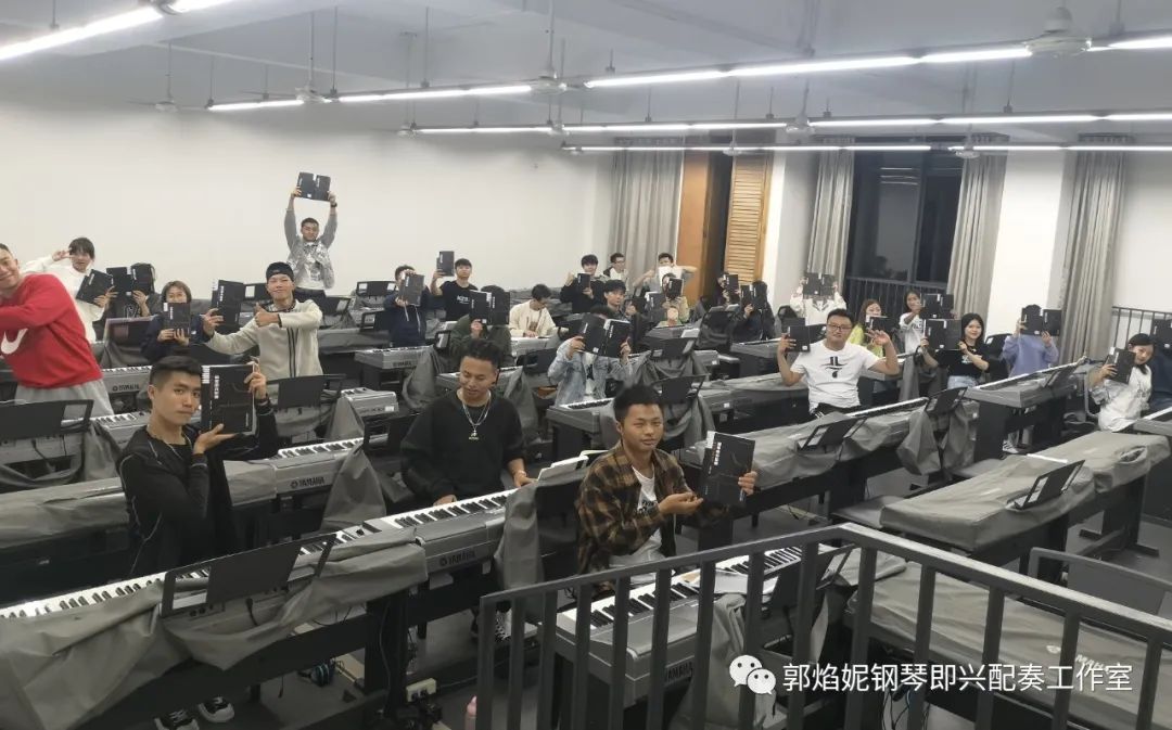 高等院校音乐专业教材《钢琴即兴配奏与自弹自唱教程》出版发行（郭焰妮编著）